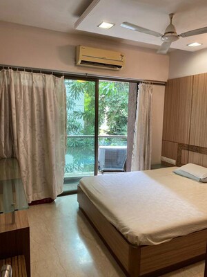 Bedroom in 2 BHK Apartment at Khar West – for Rent