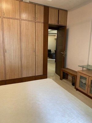 Room in 2 BHK Apartment at Khar West – for Rent