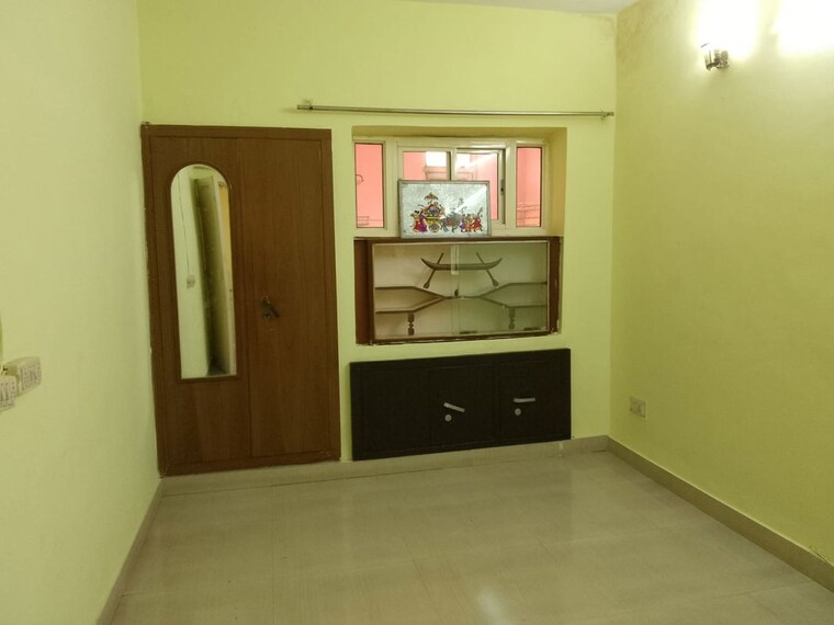 Room, pitampura 2 Bedroom 900 Sq.Ft. Apartment In Pitampura Delhi 10572204