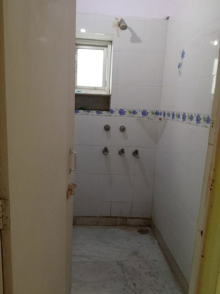 Bathroom, pitampura 2 Bedroom 900 Sq.Ft. Apartment In Pitampura Delhi 10572204