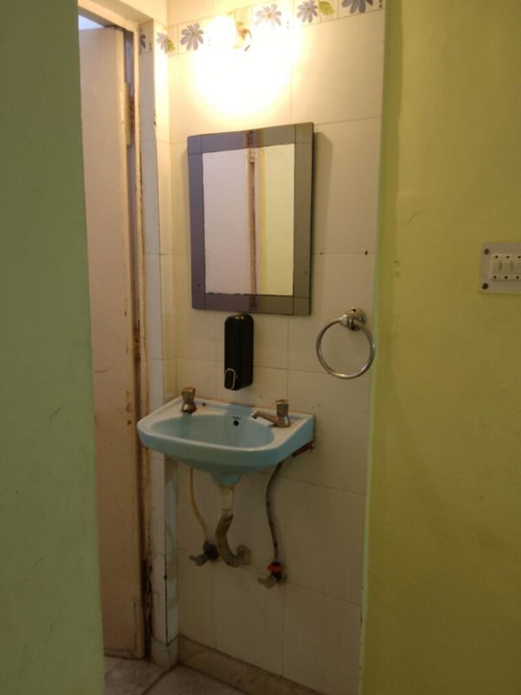 Bathroom, pitampura 2 Bedroom 900 Sq.Ft. Apartment In Pitampura Delhi 10572204