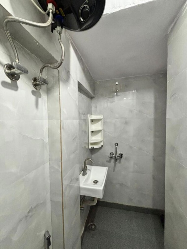 Bathroom, pitampura 1.5 Bedroom 850 Sq.Ft. Apartment In Pitampura Delhi 10572224