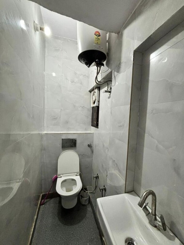 Bathroom, pitampura 1.5 Bedroom 850 Sq.Ft. Apartment In Pitampura Delhi 10572224