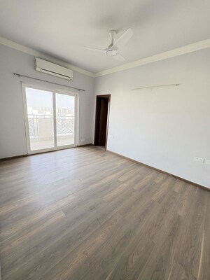 Room in 3 BHK Builder Floor at Sector 21 – for Rent