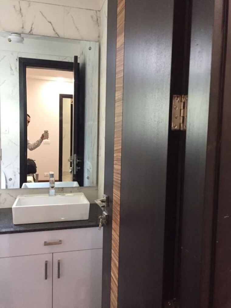 Bathroom, lajpat nagar 4 3 Bedroom 1125 Sq.Ft. Apartment In Lajpat Nagar 4 Delhi 10572263