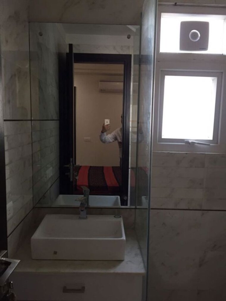 Bathroom, lajpat nagar 4 3 Bedroom 1125 Sq.Ft. Apartment In Lajpat Nagar 4 Delhi 10572263