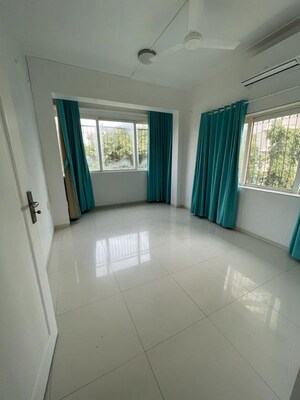 Room in 2 BHK Apartment at Seema Apartment Bandra, Bandra West – for Rent