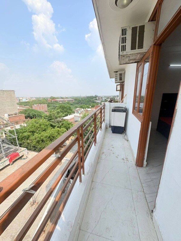 Balcony, freedom fighters enclave 1 Bedroom 440 Sq.Ft. Apartment In Freedom Fighters Enclave Delhi 10572297