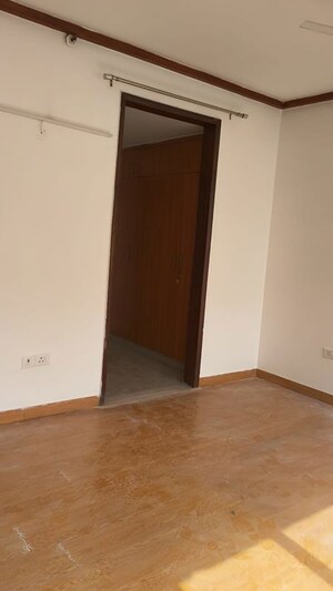 Room in 4 BHK Apartment at Jaypee Greens Kalypso Court, Sector 128 – for Rent