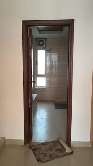 Room in 4 BHK Apartment at Jaypee Greens Kalypso Court, Sector 128 – for Rent