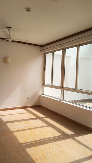 Room in 4 BHK Apartment at Jaypee Greens Kalypso Court, Sector 128 – for Rent