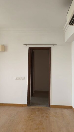 Room in 4 BHK Apartment at Jaypee Greens Kalypso Court, Sector 128 – for Rent