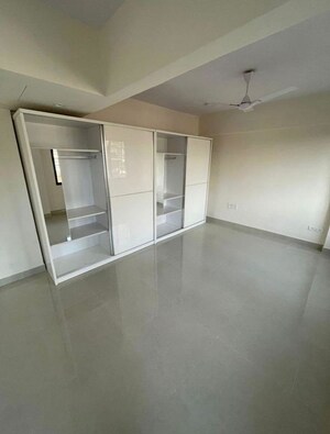 Room in 2 BHK Apartment at Blue Bird, Pali Hill – for Rent