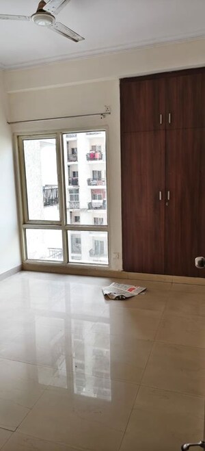 Room in 2.5 BHK Apartment at Antriksh Golf View - II, Sector 78 – for Rent