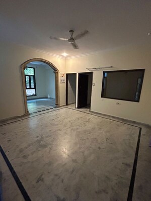 Room in 3 BHK Builder Floor at Sector 21 – for Rent