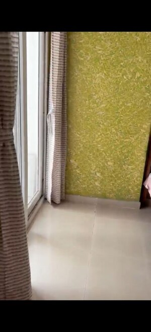 Room in 3 BHK Apartment at Antriksh Golf View - II, Sector 78 – for Rent