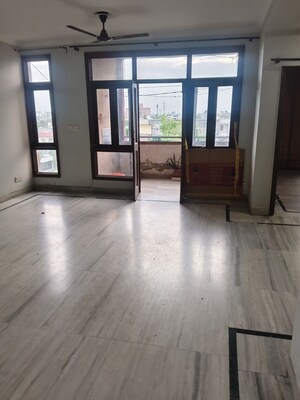 Room in 3.5 BHK Apartment at Royal Garden Estate, Sector 61 – for Rent