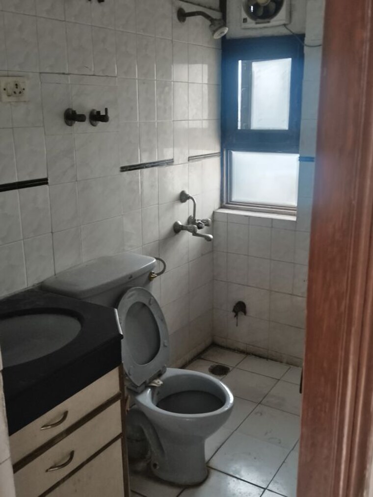 Bathroom, royal-garden-estate 3.5 Bedroom 1670 Sq.Ft. Apartment In Sector 61 Noida 10572397