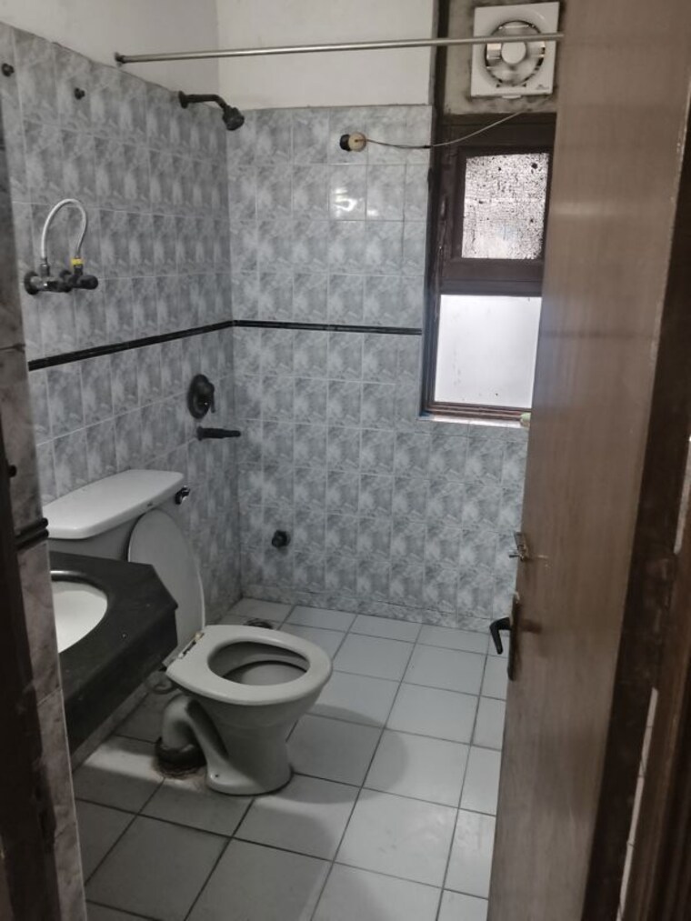 Bathroom, royal-garden-estate 3.5 Bedroom 1670 Sq.Ft. Apartment In Sector 61 Noida 10572397