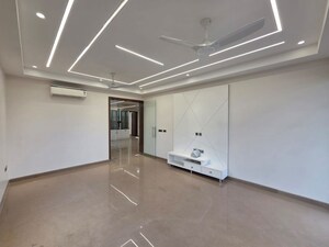 Room in 4 BHK Builder Floor at Vipul World Plots, Sector 48 – for Rent