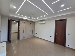Room in 4 BHK Builder Floor at Vipul World Plots, Sector 48 – for Rent