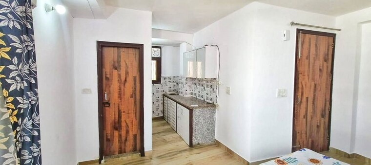 Room, freedom fighters enclave 1 Bedroom 450 Sq.Ft. Apartment In Freedom Fighters Enclave Delhi 10572457