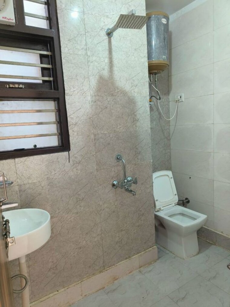 Bathroom, freedom fighters enclave 1 Bedroom 450 Sq.Ft. Apartment In Freedom Fighters Enclave Delhi 10572457