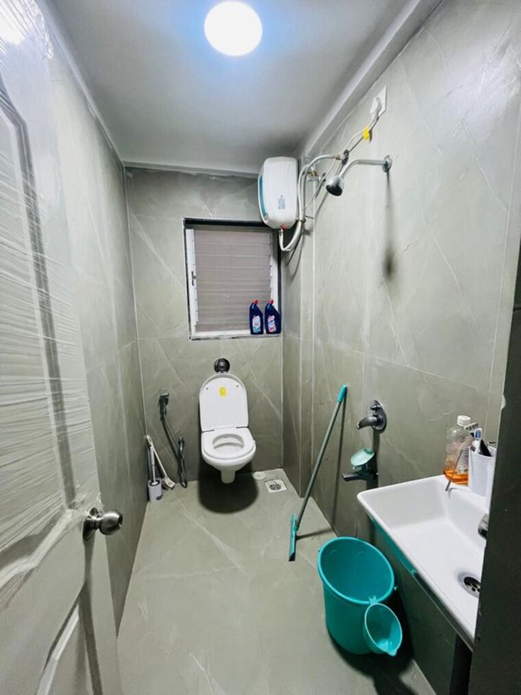 Bathroom, kalyani nagar 1 RK 300 Sq.Ft. Apartment In Kalyani Nagar Pune 10572485
