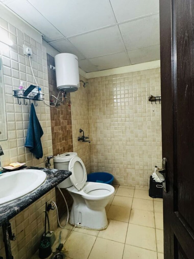 Bathroom, amrapali-silicon-city 3 Bedroom 1420 Sq.Ft. Apartment In Sector 76 Noida 10395471