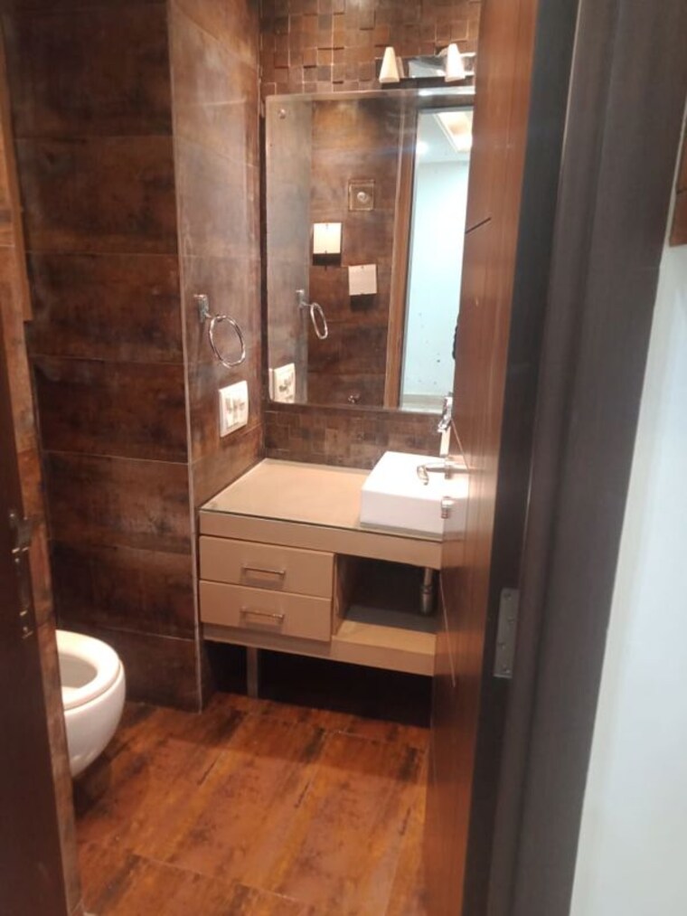 Bathroom, maharani bagh 4 Bedroom 805 Sq.Yd. Builder Floor In Maharani Bagh Delhi 10572475