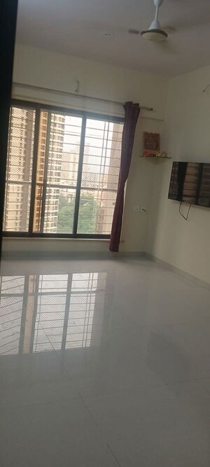 Room in 1.5 BHK Apartment at Godrej Emerald, Ghodbunder Road – for Rent