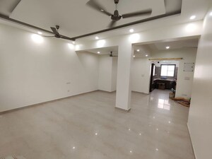 Room in 3 BHK Apartment at Kalkaji – for Rent