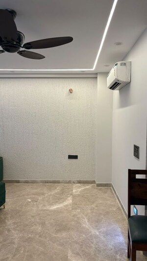 Room in 3 BHK Builder Floor at Dlf Phase ii – for Sale