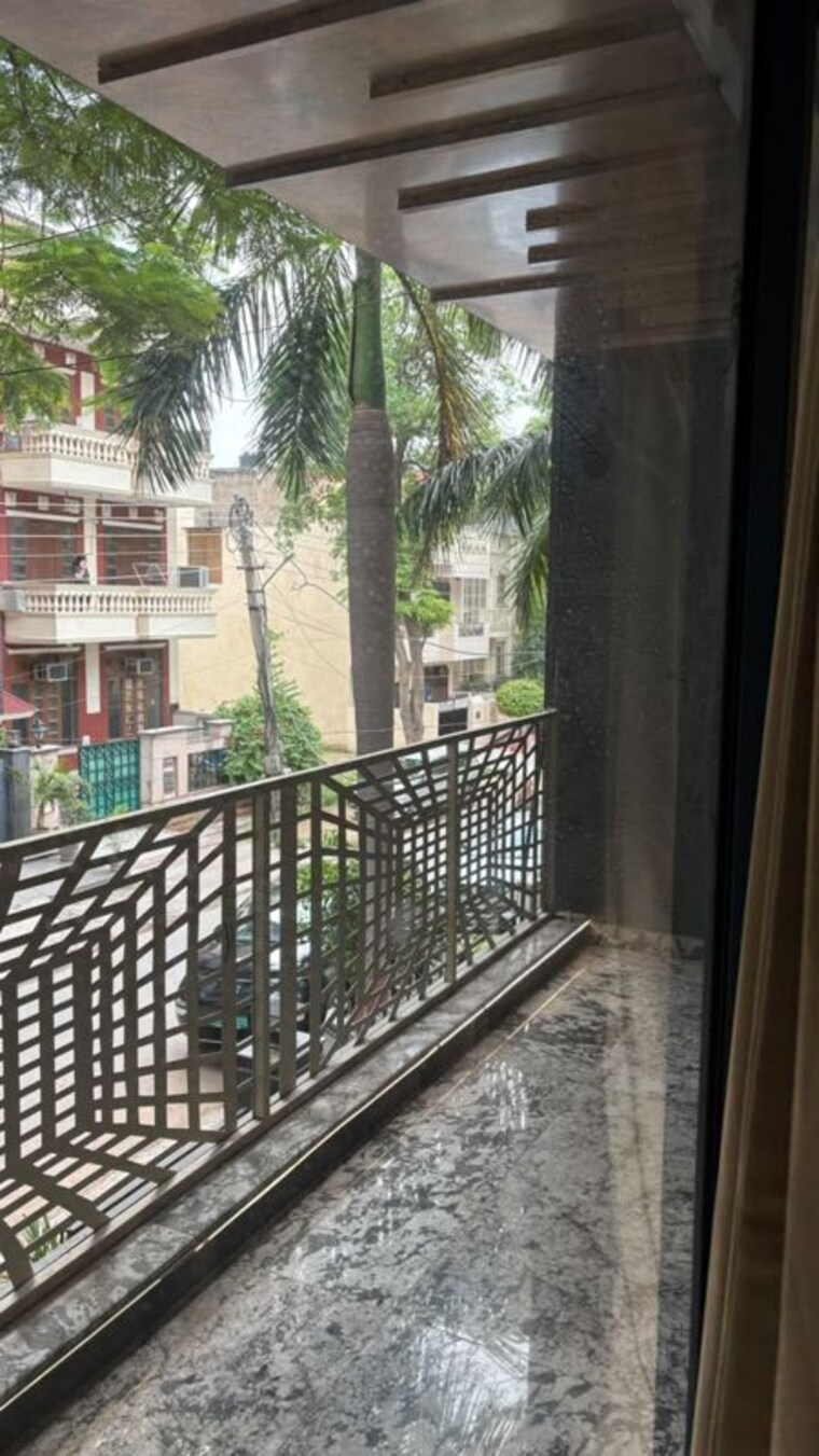 Balcony, dlf phase ii 3 Bedroom 1800 Sq.Ft. Builder Floor In Dlf Phase ii Gurgaon 10572579