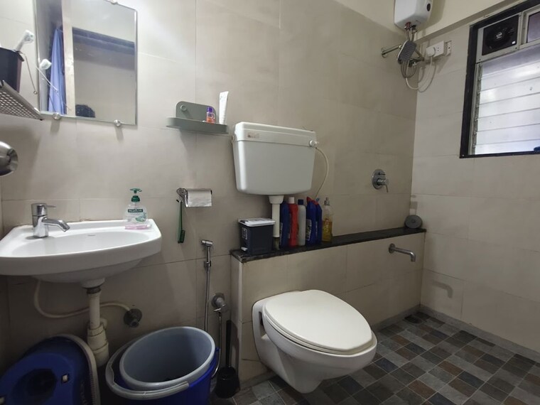 Bathroom, mistry-complex 3 Bedroom 900 Sq.Ft. Apartment In Andheri East Mumbai 10572658