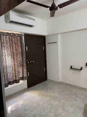 Room in 1 BHK Apartment at Lodha Amara, Kolshet Road – for Rent