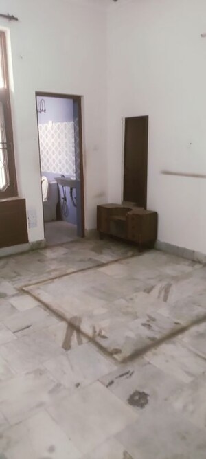 Room in 3 BHK Independent House at Sector 37 – for Rent