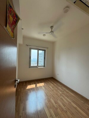 Room in 3 BHK Builder Floor at Sector 52 – for Rent