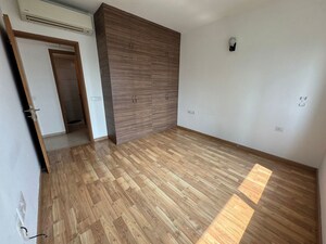 Room in 3 BHK Builder Floor at Sector 52 – for Rent