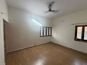 Room in 3 BHK Independent House at Krishna Nagar – for Rent