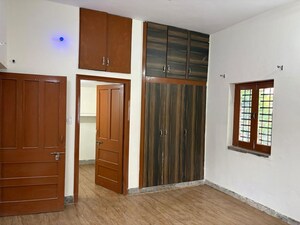 Room in 3 BHK Independent House at Krishna Nagar – for Rent