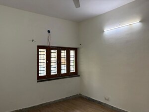 Room in 3 BHK Independent House at Krishna Nagar – for Rent