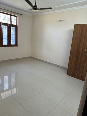 Room in 3 BHK Builder Floor at Saharanpur Road – for Rent