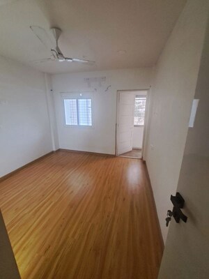 Room in 4 BHK Apartment at Kalpataru Magnus, Bandra East – for Rent
