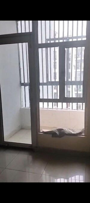 Room in  Apartment at Gaur City 5th Avenue, Sector 4 Greater Noida – for Rent