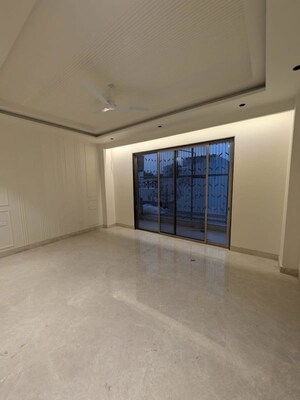 Room in 4 BHK Builder Floor at Sector 21 – for Rent