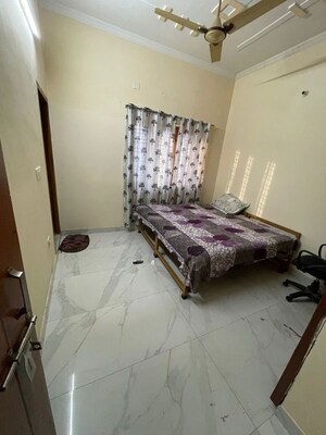 Room in 1 BHK Builder Floor at Dalanwala – for Rent