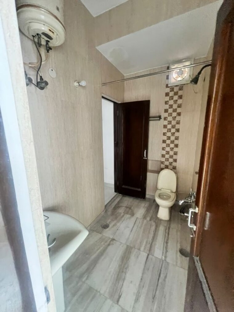 Bathroom, naraina 3 Bedroom 200 Sq.Yd. Builder Floor In Naraina Delhi 10573210