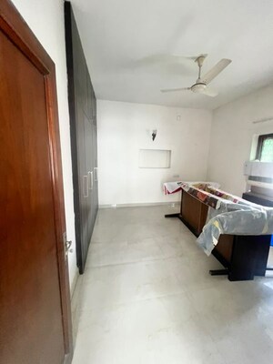Room in 3 BHK Builder Floor at Naraina – for Rent