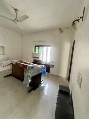 Room in 3 BHK Builder Floor at Naraina – for Rent
